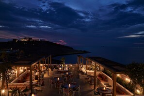 Breakfast, lunch, dinner served; Mediterranean cuisine, ocean views  - Andronis Minois (Paros)