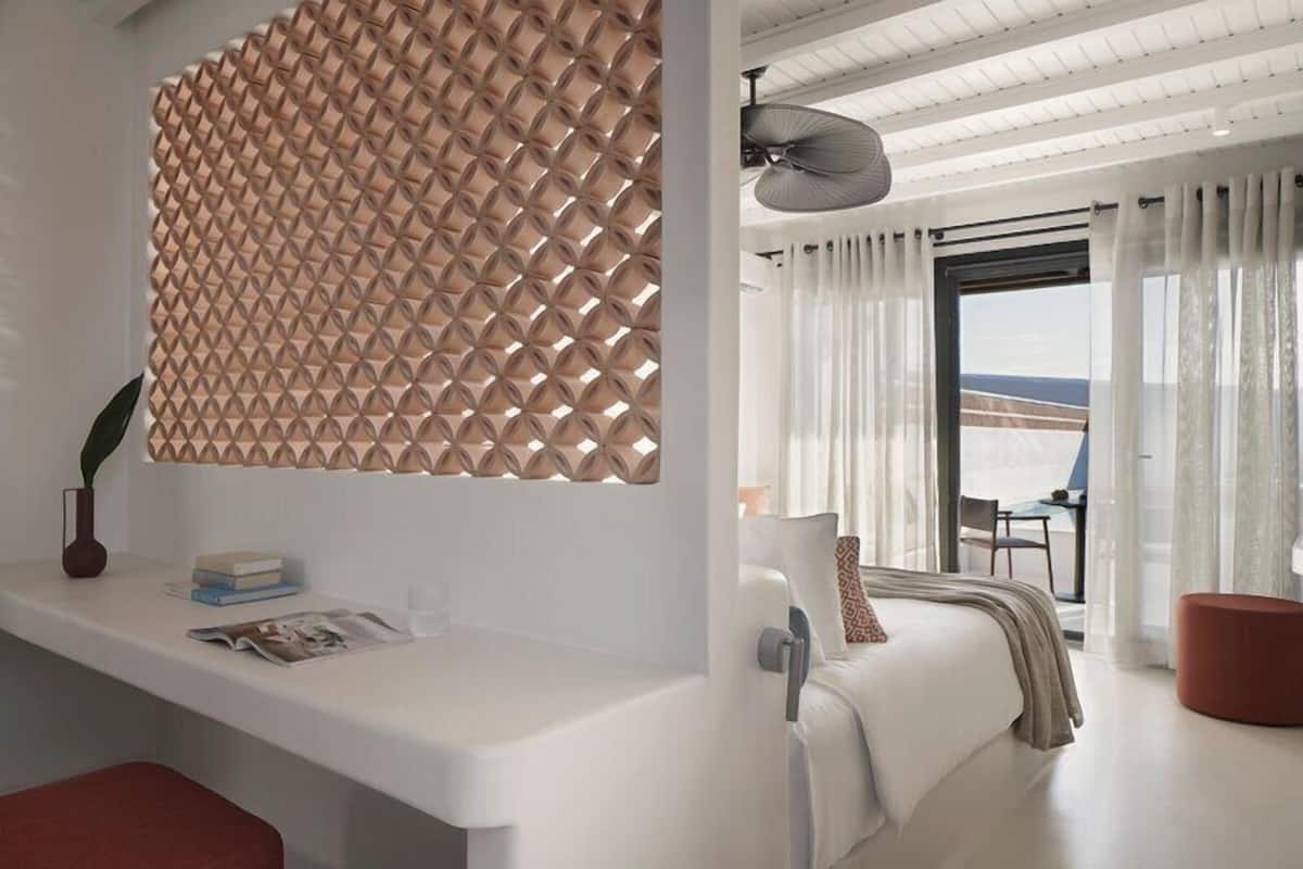 Element Suite | Hypo-allergenic bedding available, minibar, in-room safe