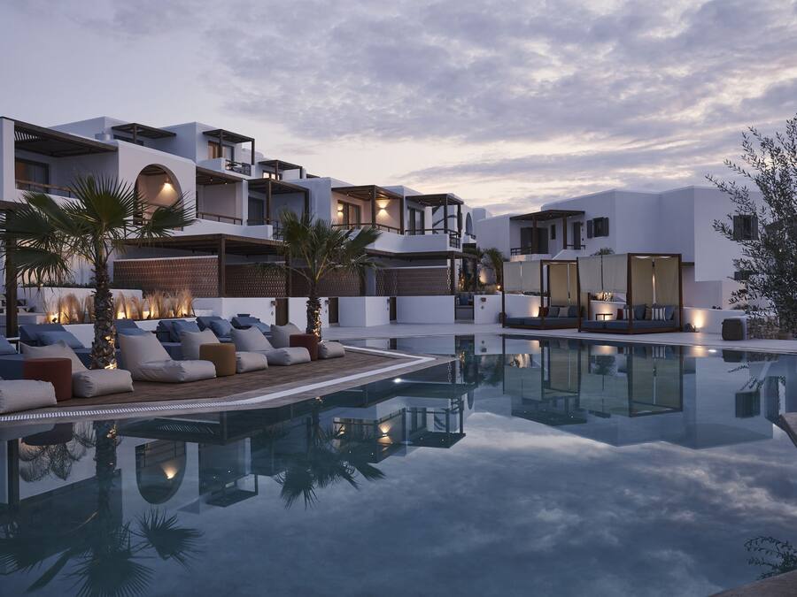 Utomhuspool, parasoller och solstolar