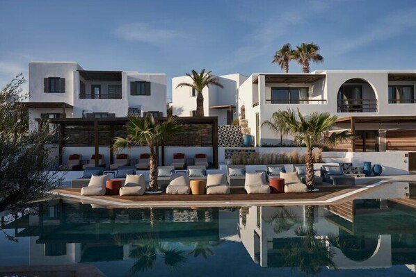 Piscine extérieure, parasols, chaises longues