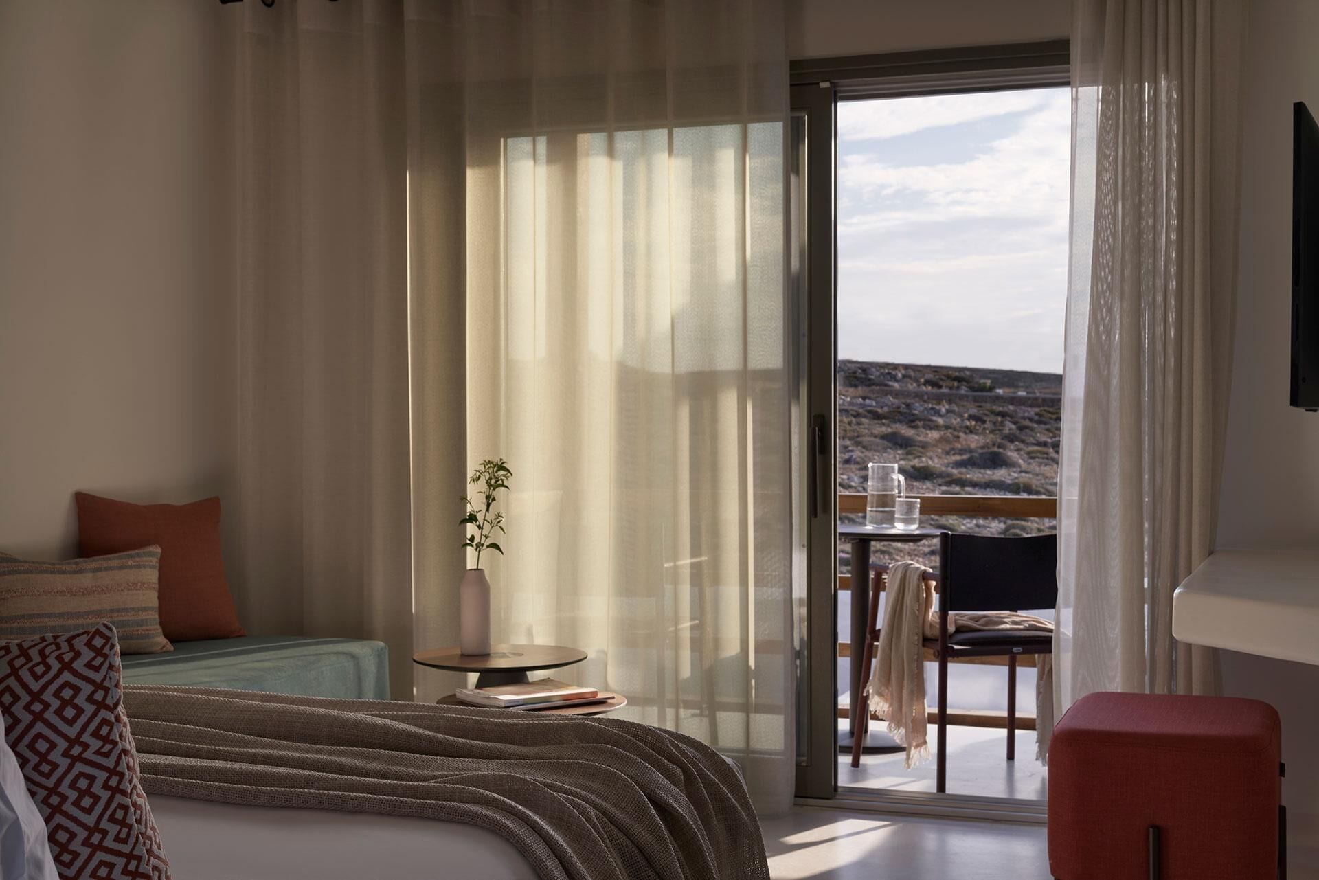 Roupas de cama antialérgicas, frigobar, cofres nos quartos