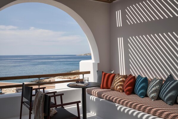 Essence Suite Sea View | Hypo-allergenic bedding, minibar, in-room safe, iron/ironing board - Andronis Minois (Paros)