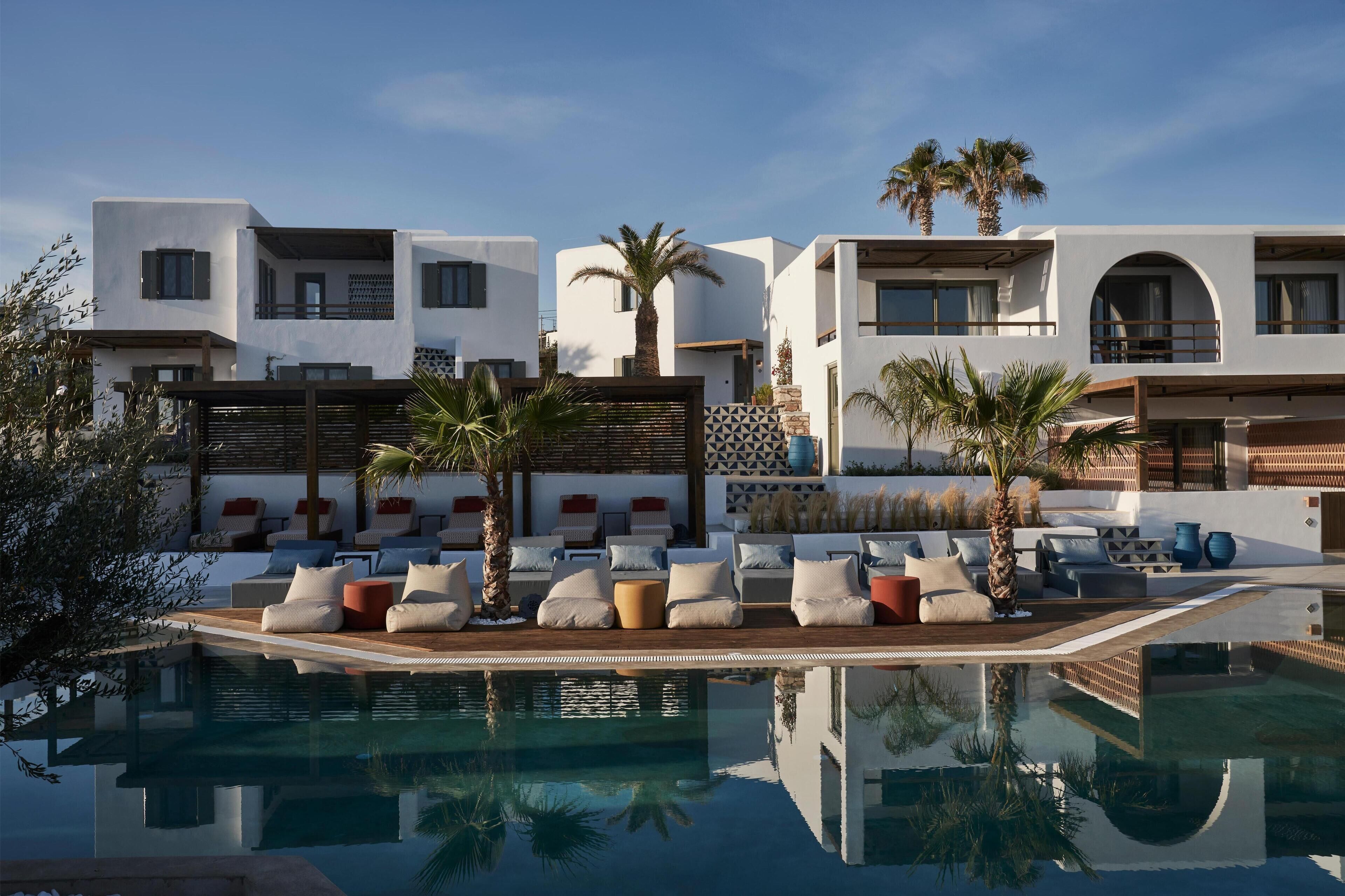 室外游泳池，池畔遮阳伞，日光浴躺椅