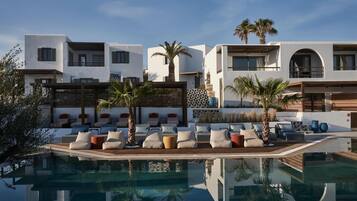 Outdoor pool, pool umbrellas, sun loungers