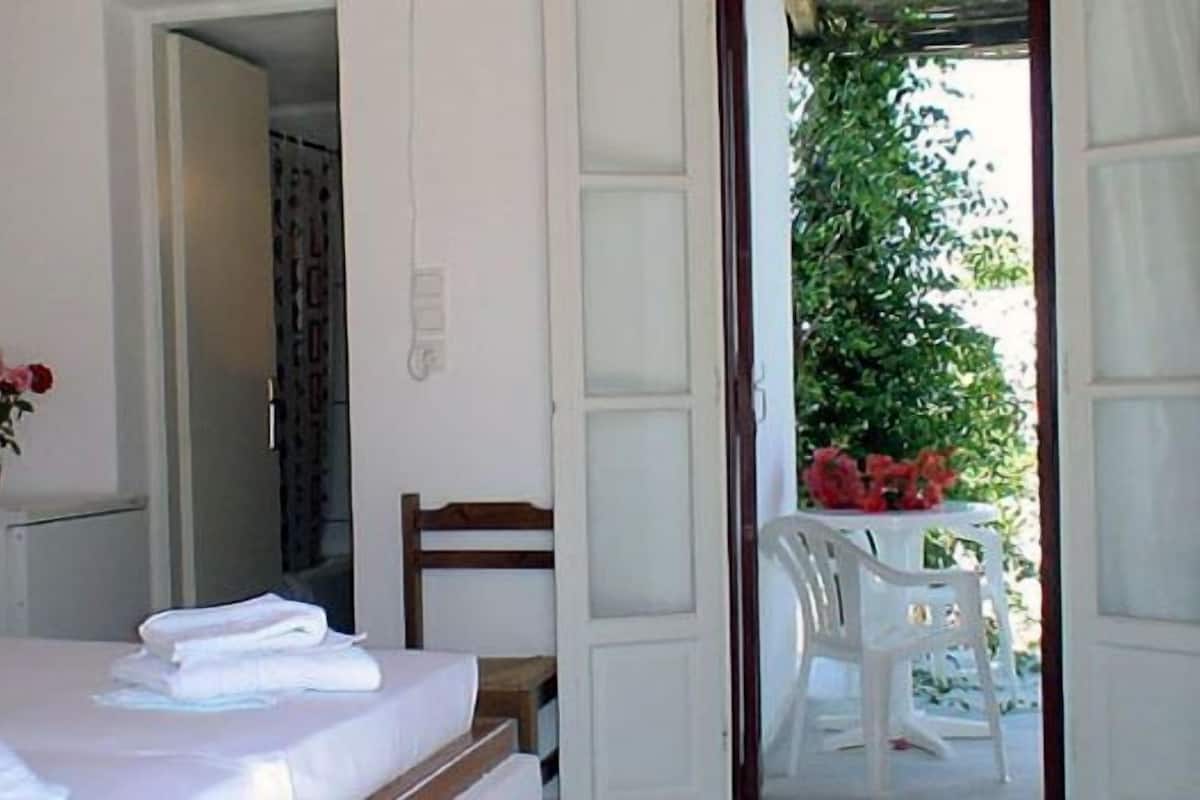 2 bedrooms, minibar, blackout curtains, soundproofing