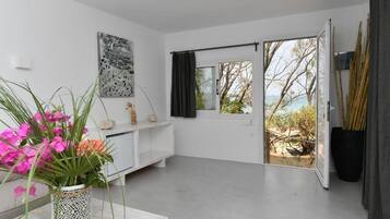 Mobile Suite, Beachfront, 1 bedroom, 1 living room | Roupas de cama antialérgicas, cortinas blackout, quartos à prova de som