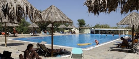 2 piscines extérieures, parasols de plage, chaises longues