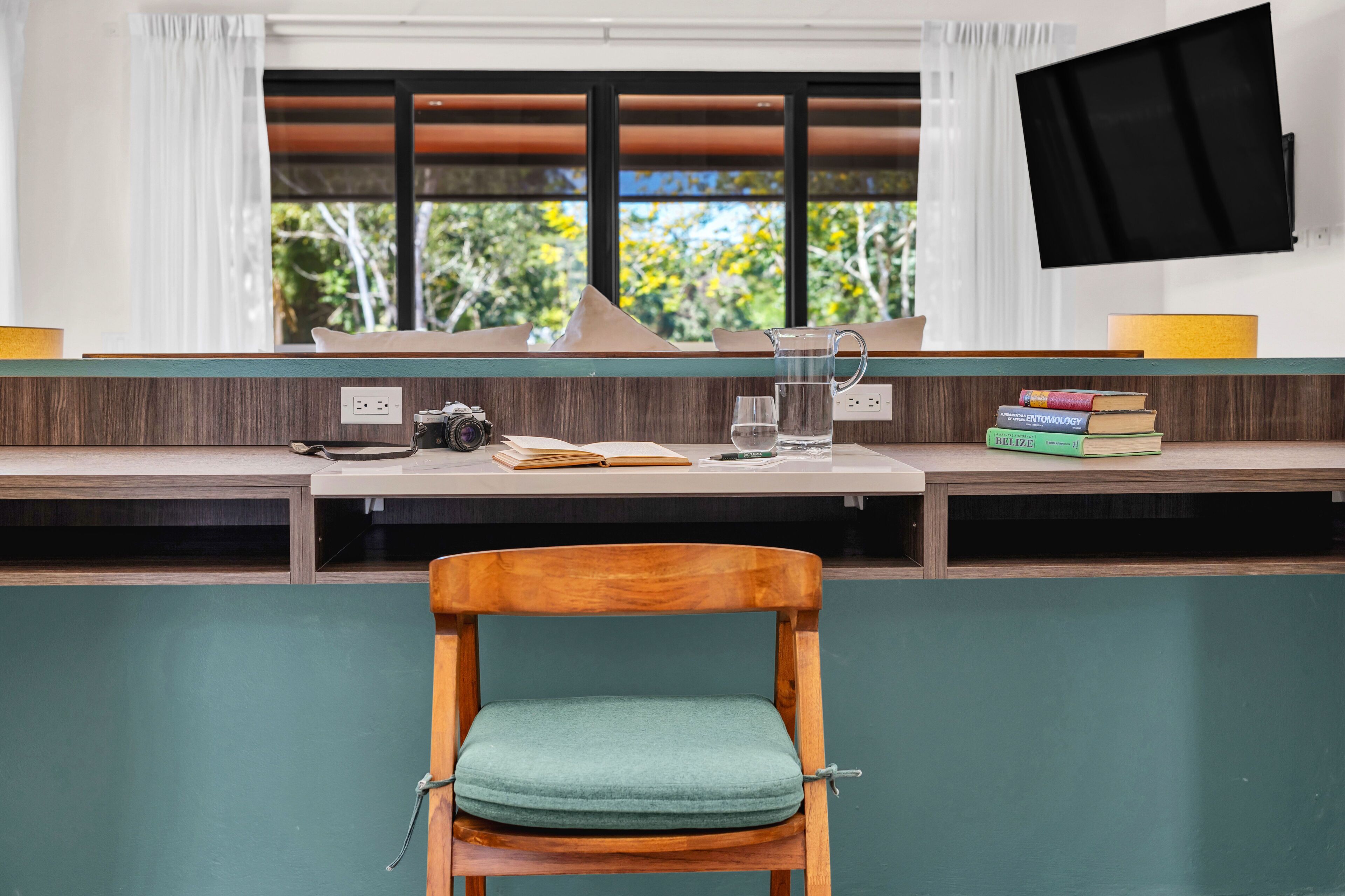 Minibar, caja de seguridad en la habitación y decoración personalizada 