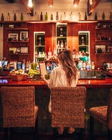 Se sirven desayunos, almuerzos y cenas; con vista al jardín