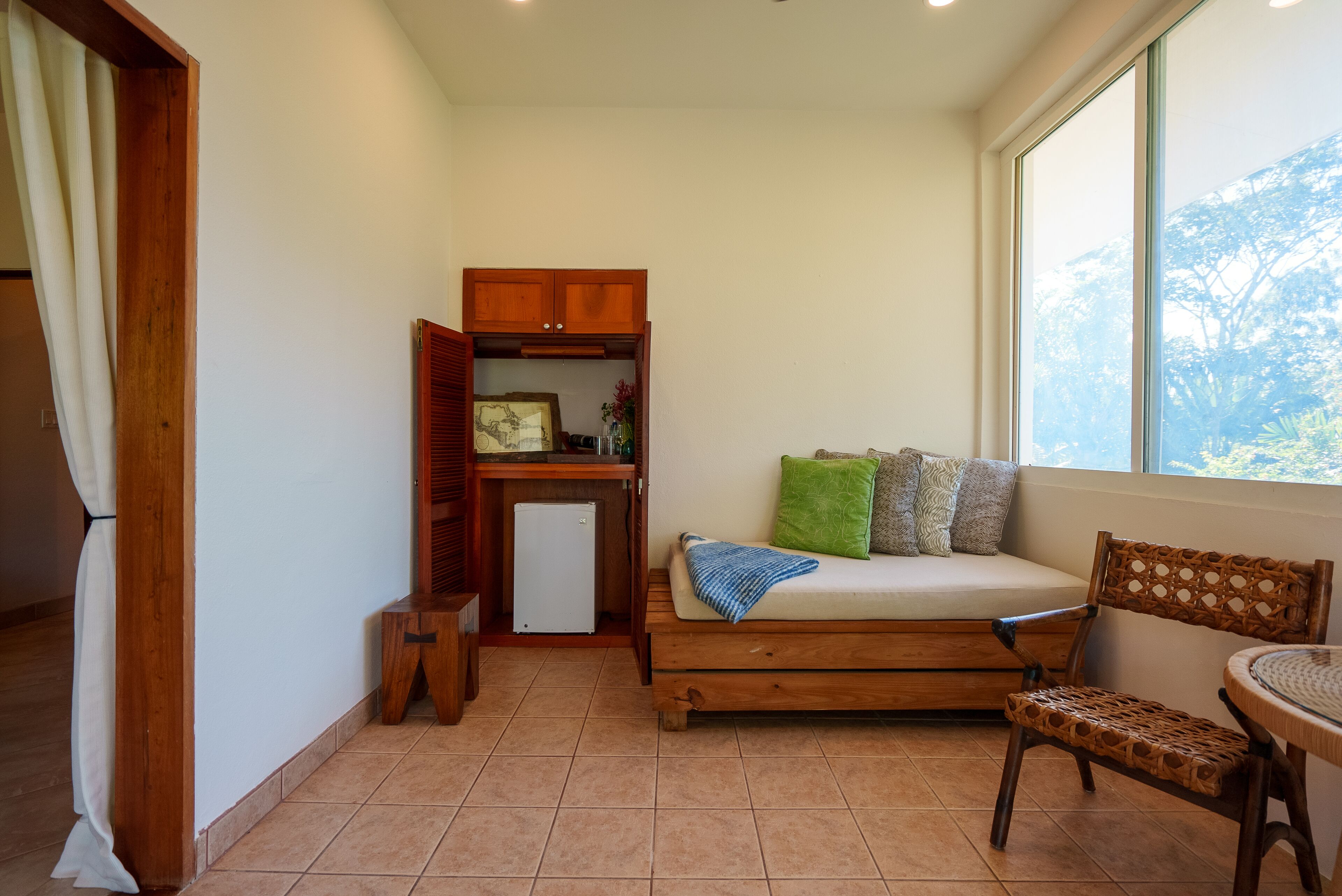 52-inch smart tv with digital channels, tv, streaming services