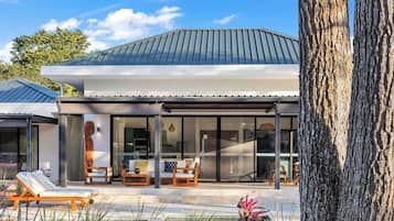 Two Bedroom Signature Villa | Minibar, Zimmersafe, individuell dekoriert, individuell eingerichtet