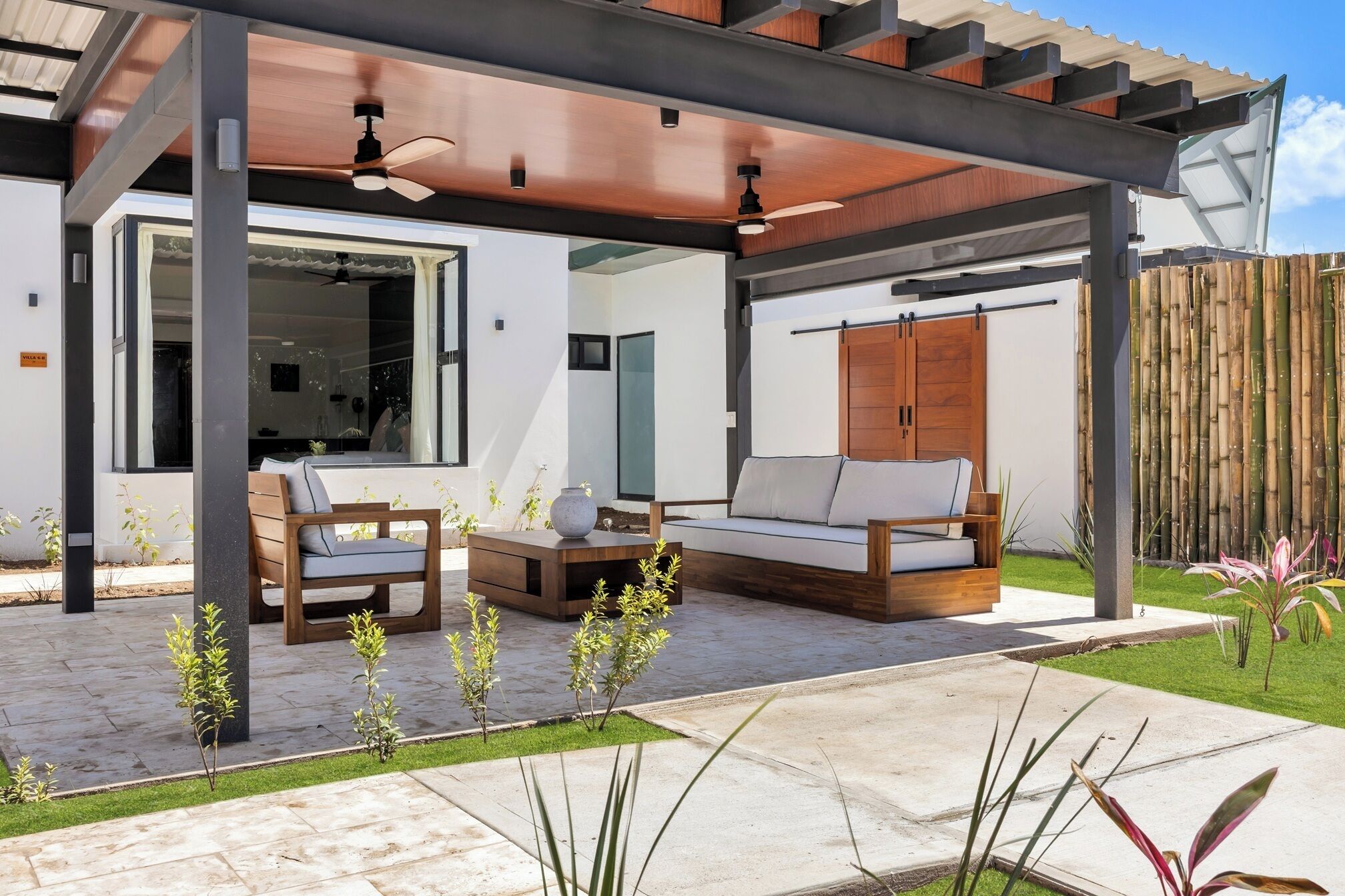 Villa Signature Suite - Shared Pool & Garden | Minibaari, tallelokero huoneessa, yksilöllisesti sisustettu