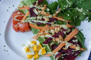 Déjeuner, dîner et souper servis sur place, vue sur le jardin 