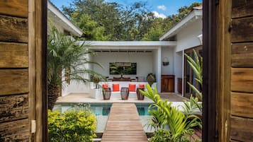 Villa, 2 slaapkamers (Pool Villa) | Een minibar, een kluis op de kamer, individueel gedecoreerd