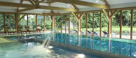 Piscine couverte, chaises longues