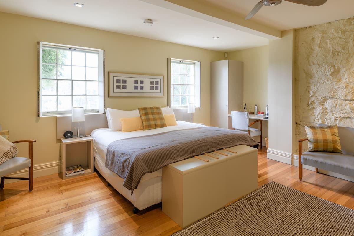 Habitación, terraza (Waterfront King) | 1 dormitorio y ropa de cama de alta calidad