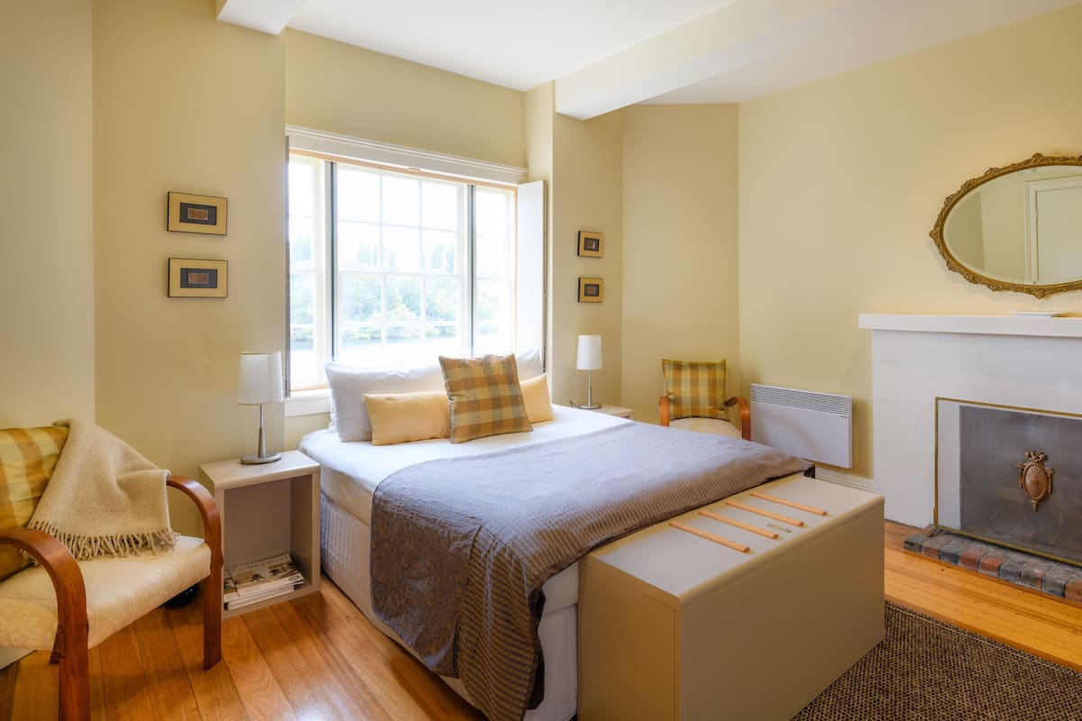 Kamer, 1 queensize bed, en-suite badkamer (Waterfront) | 1 slaapkamer, luxe beddengoed, pillowtop-bedden, een kluis op de kamer