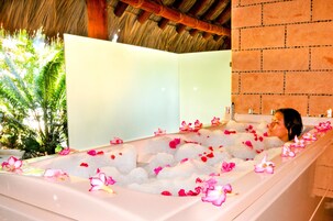 Couples treatment rooms, sauna, hot tub, Turkish bath, body treatments