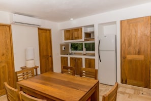 Senior Suite | Private kitchen | Microwave, coffee/tea maker, cookware/dishes/utensils