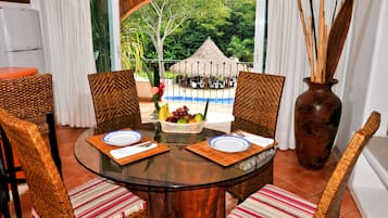 Suite Luxe, vue piscine | Coffres-forts dans les chambres, bureau, fer et planche Ă repasser