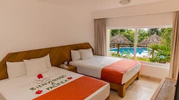 Suite senior, vista al mar (Club) | Caja de seguridad en la habitación y escritorio