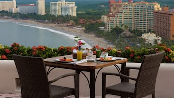 5 restaurantes, se sirven desayunos, comidas, cenas y mariscos