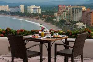 5 restaurantes; se sirve desayuno, almuerzo y cena