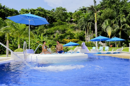 Couples treatment room(s), sauna, hot tub, Turkish bath/hammam. Pacífica Resort Ixtapa All-Inclusive