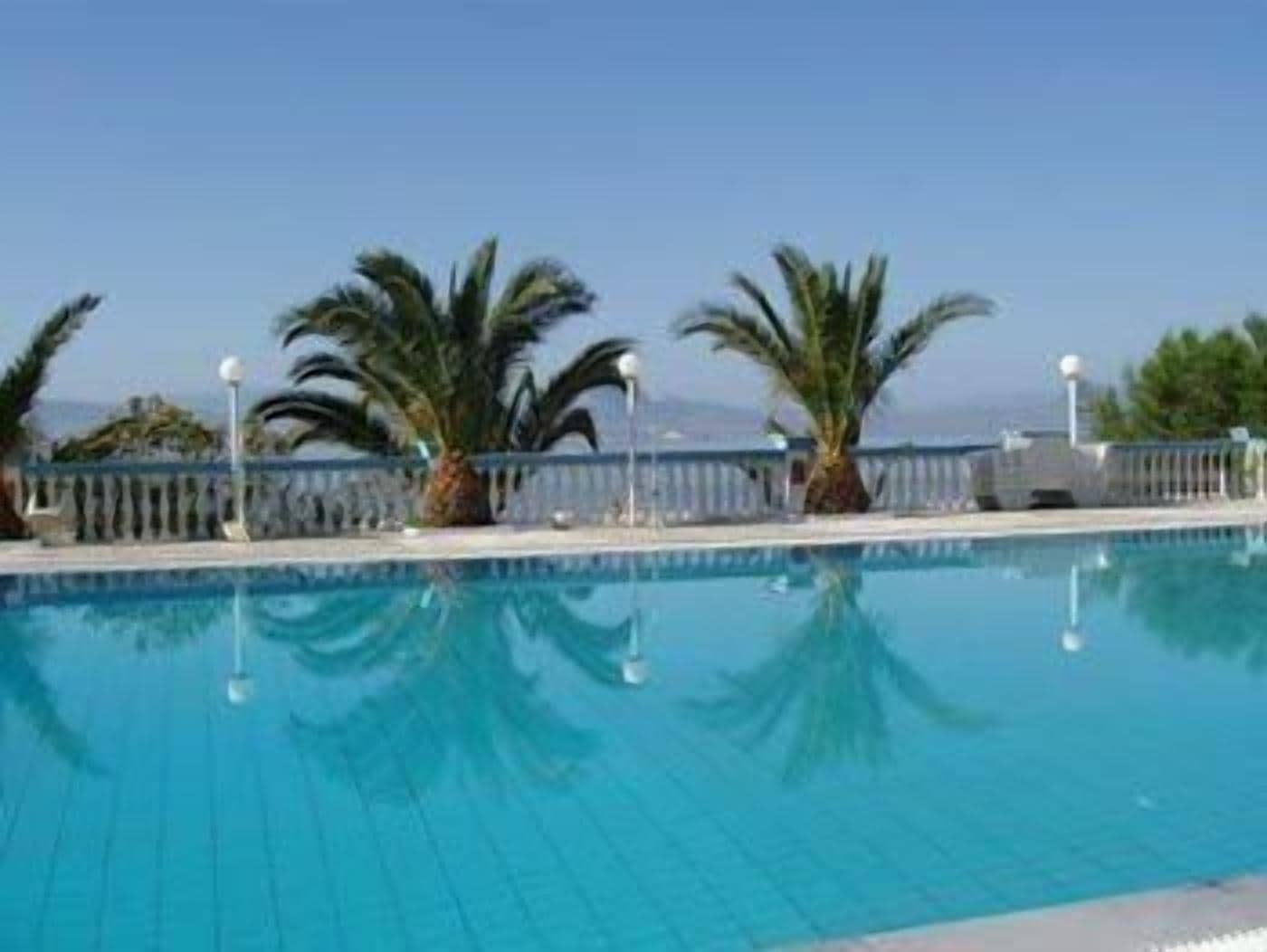 seasonal outdoor pool, pool loungers