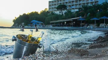 Una piscina al aire libre de temporada, sillones reclinables de piscina