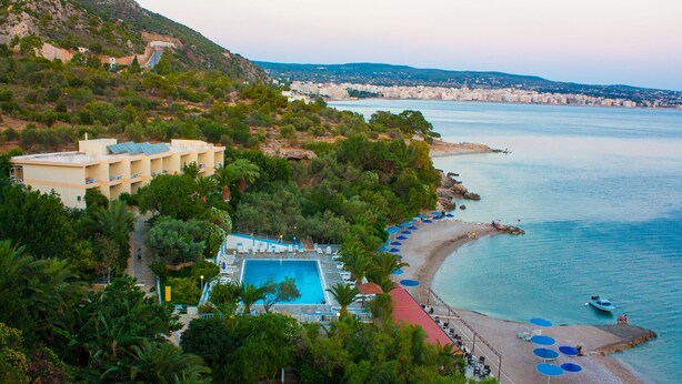 A coastal hotel with a swimming pool, beach, and ocean view. - Hotel Pappas (Loutraki-Agioi Theodoroi)