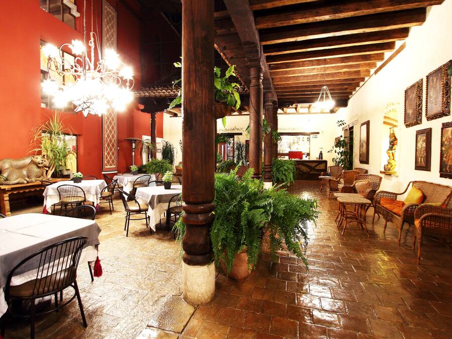 Serveert ontbijt, regionale gerechten