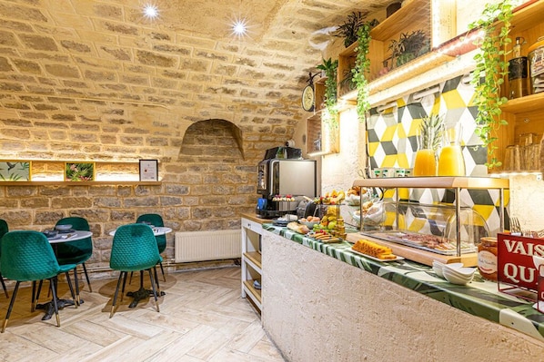 Petit déjeuner buffet (13 EUR par personne)