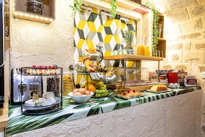 Se ofrece un desayuno bufé todos los días (por un coste adicional)