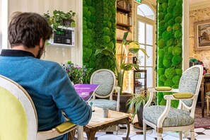 Reception hall - Hotel Romance Malesherbes by Patrick Hayat (Paris)