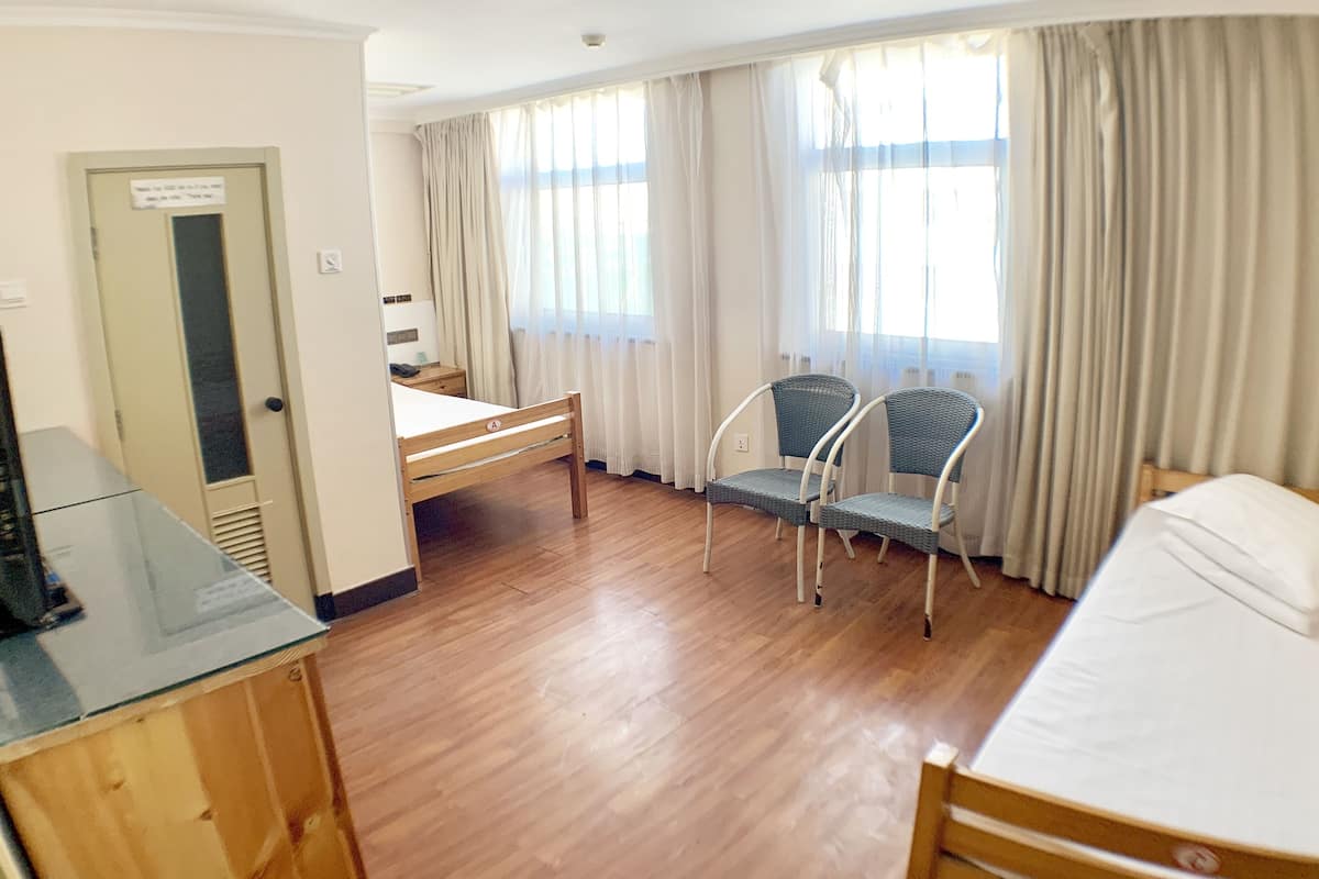 Economy Twin kamer, 2 eenpersoonsbedden | Een bureau, verduisterende gordijnen, gratis wifi, een wekker