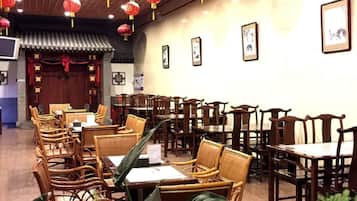 Daily buffet breakfast (CNY 28 per person)