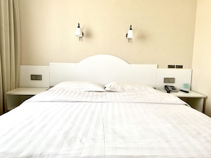 Escritorio, cortinas blackout, wifi gratis y ropa de cama 
