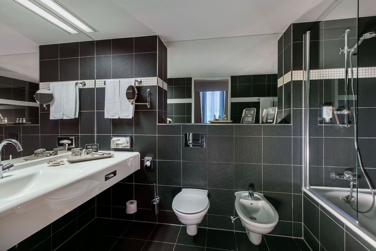 hypo-allergenic bedding, minibar, in-room safe, desk