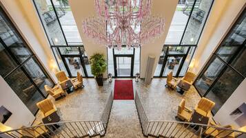 Coin salon dans le hall