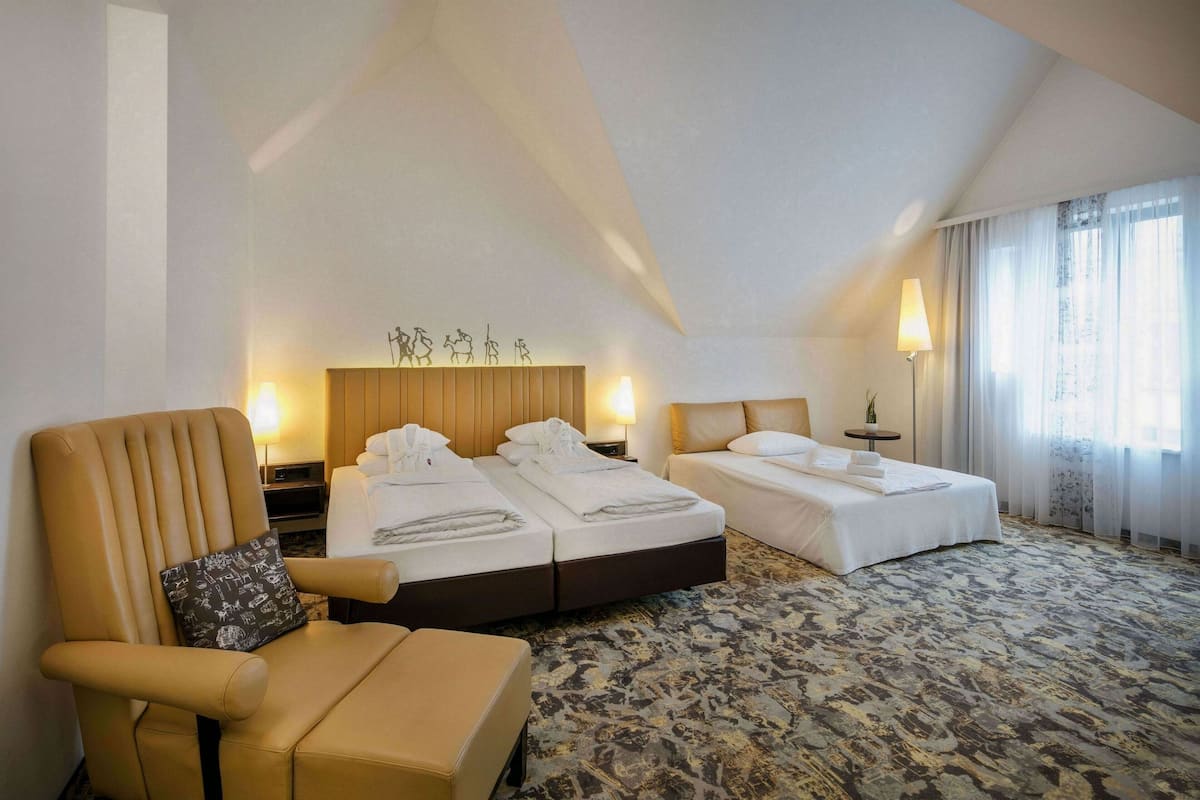 hypo-allergenic bedding, minibar, in-room safe, desk