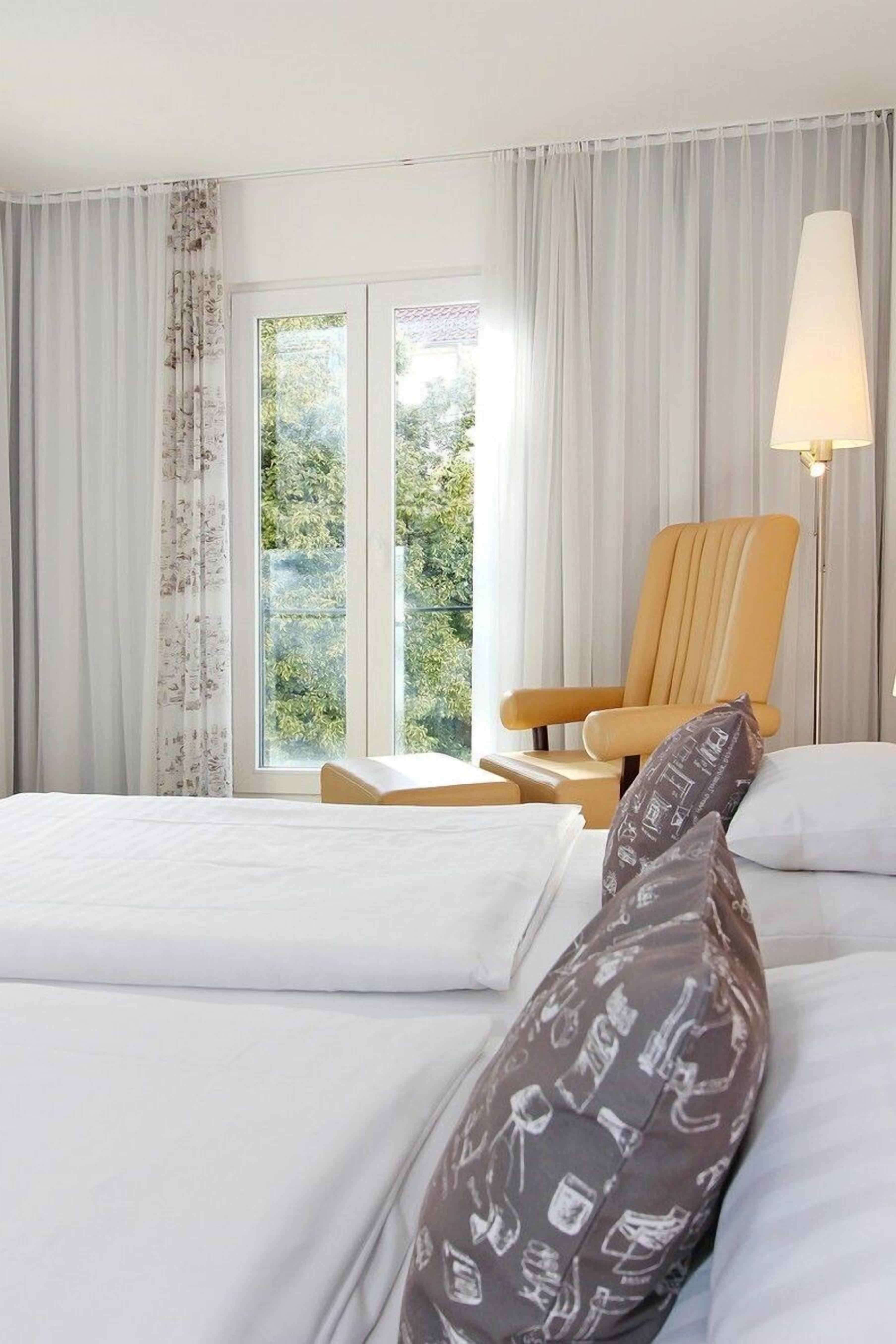 Allergikerbettwaren, Minibar, Zimmersafe, Schreibtisch