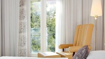 Allergikerbettwaren, Minibar, Zimmersafe, Schreibtisch