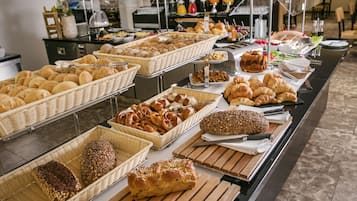 Her gün açık büfe kahvaltı (kişi başı 24 EUR)