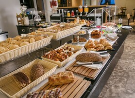 Desayuno buffet diario (EUR 24 por persona)