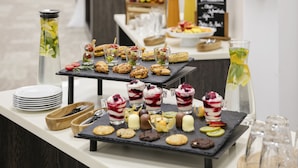 Une table de buffet proposant divers desserts et boissons.
