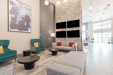 Sandman Signature Toronto Airport Hotel - Image 17