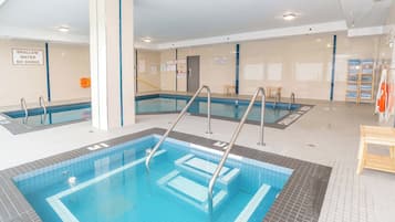 Una piscina cubierta