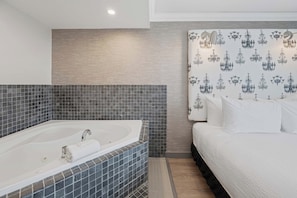 Grand-Suite, 1 King-Bett und Schlafsofa, Küche (Jacuzzi) | Hochwertige Bettwaren, Zimmersafe, Schreibtisch