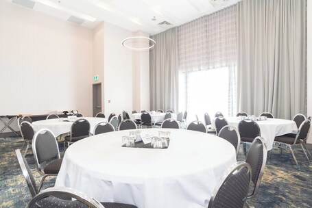 Sandman Signature Toronto Airport Hotel - Image 32